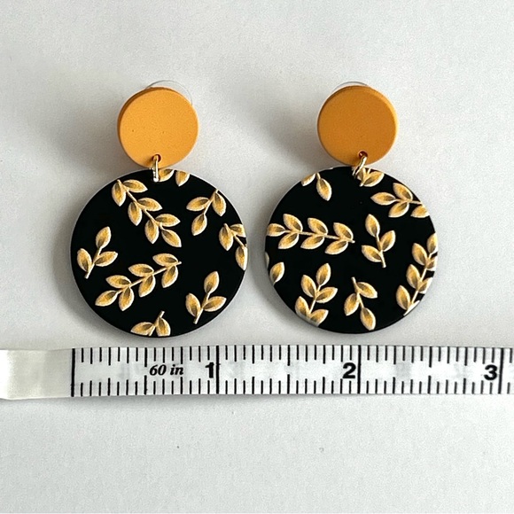 🌸Round Black Wood Style Earrings. Black with Tan Leaf Design - Picture 7 of 9